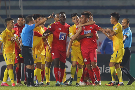 Hậu vệ Hải Phòng tát đối thủ, phản ứng trọng tài bị cấm thi đấu đến năm sau