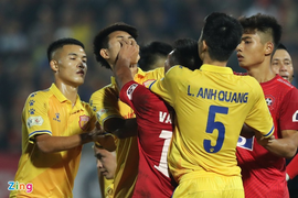 Tát đối thủ, định 'tính sổ' trọng tài, hậu vệ Hải Phòng mất điểm với thầy Park