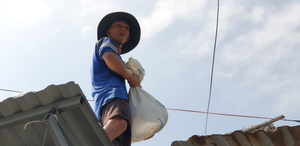 Ảnh: Dân Quảng Nam xúc cát, bơm nước gia cố nhà cửa đón bão số 9