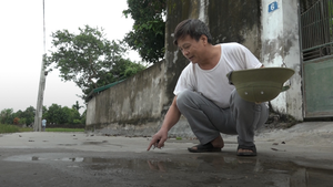 Đường liên thôn ở Hà Nội nứt toác, vá víu chằng chịt sau 15 ngày hoàn thiện