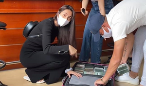 Vợ chồng Thủy Tiên - Công Vinh mang cả vali tiền đi cứu trợ miền Trung