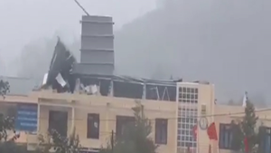 Video: Cuồng phong thổi bay mái trường Tiểu học và THCS Phổ Minh ở Quảng Ngãi