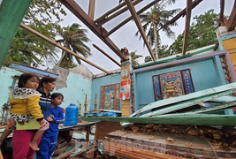 Nghẹn lòng hình ảnh mẹ ôm hai con đứng nhìn nhà tan hoang sau bão số 9