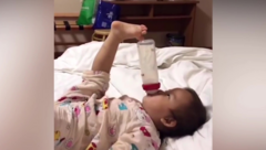 Clip em bé dùng chân uống sữa cực điệu nghệ