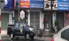 Clip: Người đi đường và xe máy bị gió thổi bay trên phố Đà Nẵng
