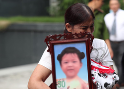 Bà ngoại ôm di ảnh bé gái 3 tuổi bị mẹ đẻ và cha dượng bạo hành đến chết tới tòa