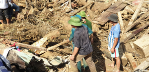 Đau thương bao trùm ngôi làng bị sạt lở núi chôn vùi trong nháy mắt