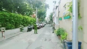 TP.HCM: Người đàn ông có biểu hiện bất thường cầm dao chém ô tô trên đường