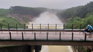 Mưa lớn, thủy điện, hồ chứa nước ở Hà Tĩnh đồng loạt xả lũ