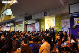 CLB Viettel không bán vé, nghìn người xếp hàng vào xem 'chung kết sớm' V-League