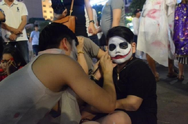 Tại sao lại khuyến khích đứa trẻ xinh như thiên thần phải hóa trang ác ma?