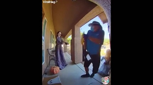 Trò đùa kiểu Halloween khiến chàng shipper dựng tóc gáy