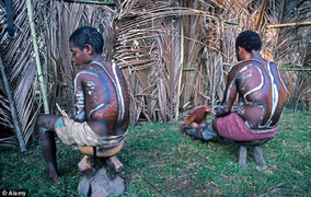 Kỳ lạ bộ tộc rạch da bé trai tạo hình vảy cá sấu