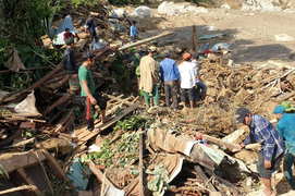 Sạt lở kinh hoàng vùi lấp 11 căn nhà ở Trà Leng: 20 người chết và mất tích