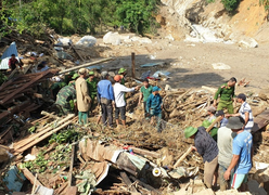 Ảnh: Tan hoang cảnh sạt lở vùi lấp 11 ngôi nhà khiến 19 người chết và mất tích