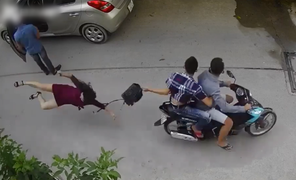 2 kẻ giật túi xách khiến người phụ nữ ngã úp mặt xuống đường sa lưới