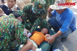 Video: Bác sĩ quân y sơ cứu khẩn cấp người dân bị thương do sạt núi