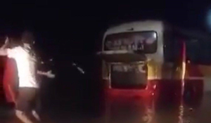 Đi vào đường cấm, xe buýt ở Hà Tĩnh bị nước lũ cuốn trôi