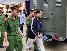 Tuyên phạt 18 tháng tù giám đốc công ty bảo vệ rút súng dọa bắn tài xế xe tải