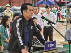 Người Bắc Ninh đội mưa dự phiên tòa xét xử giám đốc rút súng dọa bắn tài xế