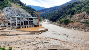 200 công nhân mắc kẹt trong rừng kêu cứu: Dùng cáp treo tiếp tế lương thực