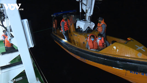 Video: Cứu được 3 người trong vụ 26 ngư dân mất tích trên biển