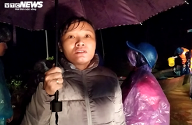 Đi làm về, tá hỏa thấy đường làng ngập sâu hơn 2m trong nước lũ