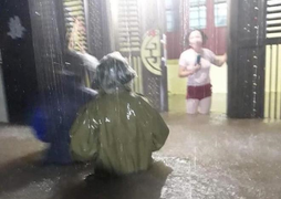 Ảnh: Lũ tràn về trong đêm, người dân Nghệ An lên mạng xã hội kêu cứu