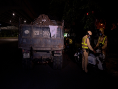 Video: CSGT chốt chặn, xử lý gần 100 xe quá khổ, quá tải, bôi bẩn phố Thủ đô