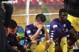 Quang Hải thẫn thờ rời sân, không cùng đồng đội chúc mừng sinh nhật bầu Hiển