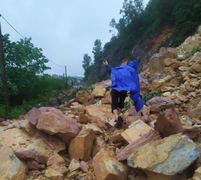 Sạt lở núi, quốc lộ 46B ở Nghệ An bị chia cắt hoàn toàn