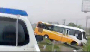 Nghệ An: Xe khách đâm dải phân cách, 4 người thương vong