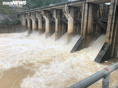 Người Nghệ An bức xúc thủy điện xả lũ lúc rạng sáng, cán bộ nói 'đúng quy trình'