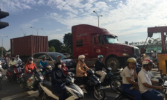 Chui gầm xe tải để sửa, người đàn ông bị xe container tông chết