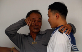 Gặp lại con trai sau 48 giờ chống chọi bão dữ, ngư dân òa khóc: 'Ba sống rồi'