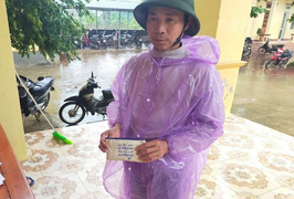 Thấy dây chuyền vàng trong quần áo cứu trợ, dân nghèo Hà Tĩnh tìm người trả lại