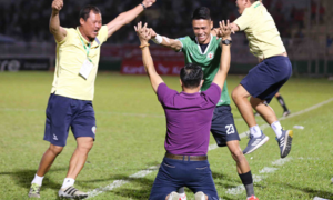 HLV Nguyễn Đức Thắng ăn mừng Bình Định thăng hạng V-League