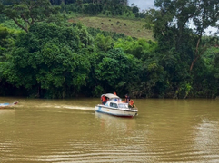 Lũ cuốn trôi cầu, Kon Tum điều ca nô chở gạo cứu đói cho dân