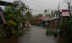 Siêu bão Goni suy yếu khi đi qua Philippines