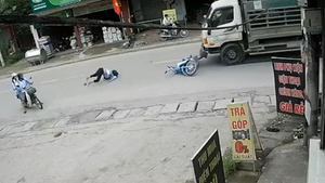 Clip: Sang đường không quan sát, nữ sinh bị xe tải tông lộn nhào nhiều vòng