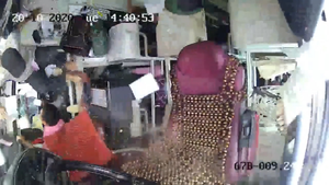 Clip: Tránh 2 mẹ con sang đường không chú ý, xe khách lật ngang đường