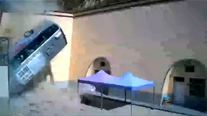 Clip: Khoảnh khắc xe bus Trung Quốc đâm vỡ bờ kè, lao khỏi đường cao tốc