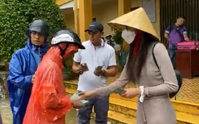 Thủy Tiên dừng phát tiền cứu trợ vì thấy dân đeo vàng: Chính quyền xã lý giải