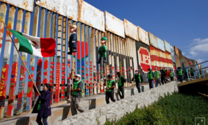 Người biểu tình Mexico đốt hình nộm Donald Trump, kêu gọi bầu cho ông Biden