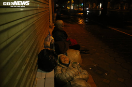 Xót xa cảnh 'màn trời chiếu đất' của người vô gia cư tại Hà Nội