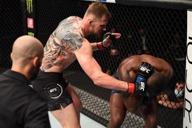 Võ sĩ Nga tung cú ‘vô ảnh cước’ cực nhanh khiến đối thủ chấn thương nặng