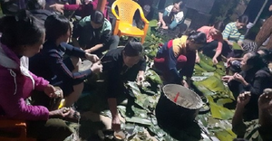 Dân nghèo vùng lũ Hà Tĩnh trắng đêm gói bánh ủng hộ người Nghệ An chống lũ