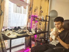 Bỏ đại học theo đuổi nghề 'spa' giày thể thao, 9X thu nhập trăm triệu mỗi tháng