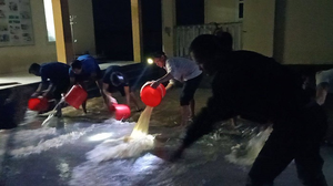 Giáo viên Hà Tĩnh xắn quần, lội nước xuyên đêm dọn bùn đất sau lũ