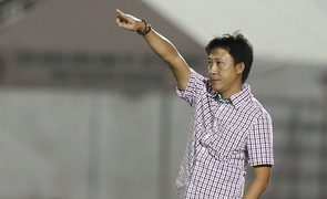 Xuống hạng cùng Quảng Nam, Nguyễn Thành Công vẫn là HLV số 1 tại V-League